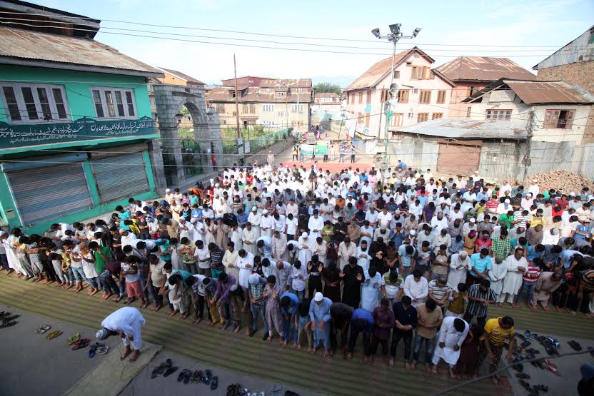 People Offering Namaz on Road in Batamaloo. Pic: Bilal Bhadur