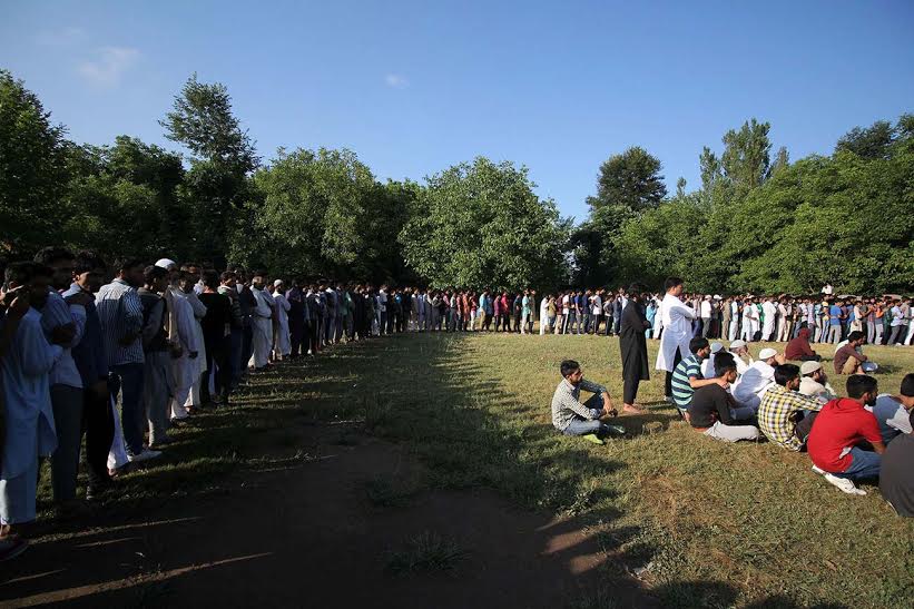 People in lines waiting for their turn to see face of Burhan