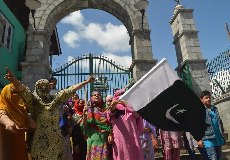People held strong protests against police's such act in Batamaloo. (KL Image: Mehraj Bhat)