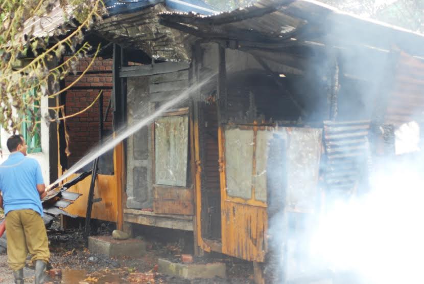 Some quarters which lie inside damaged Munsif Court Dooru were burnt down today. (KL Image: Shah Hilal)