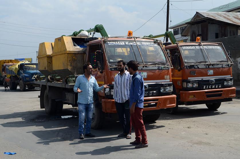 SMC trucks carrying city waste stranded near Batamaloo. At least 100 trucks of SMC carry and dump waste at Achan dumping site daily. (KL Images: Bilal Bahadur)