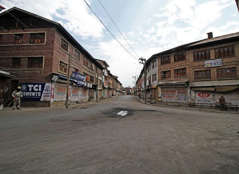 Srinagar curfewed. (Bilal Bahadur)