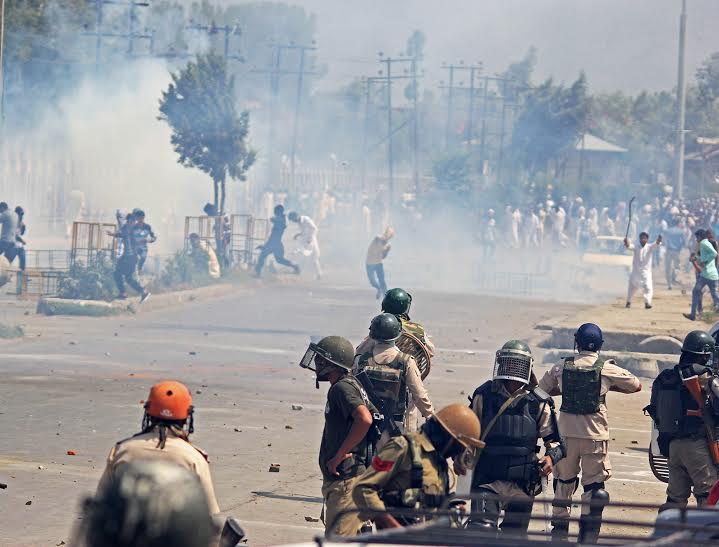 Stone pelting at Eidgah Srinagar port Eid prayers. (KL Image: Bilal Bahadur)