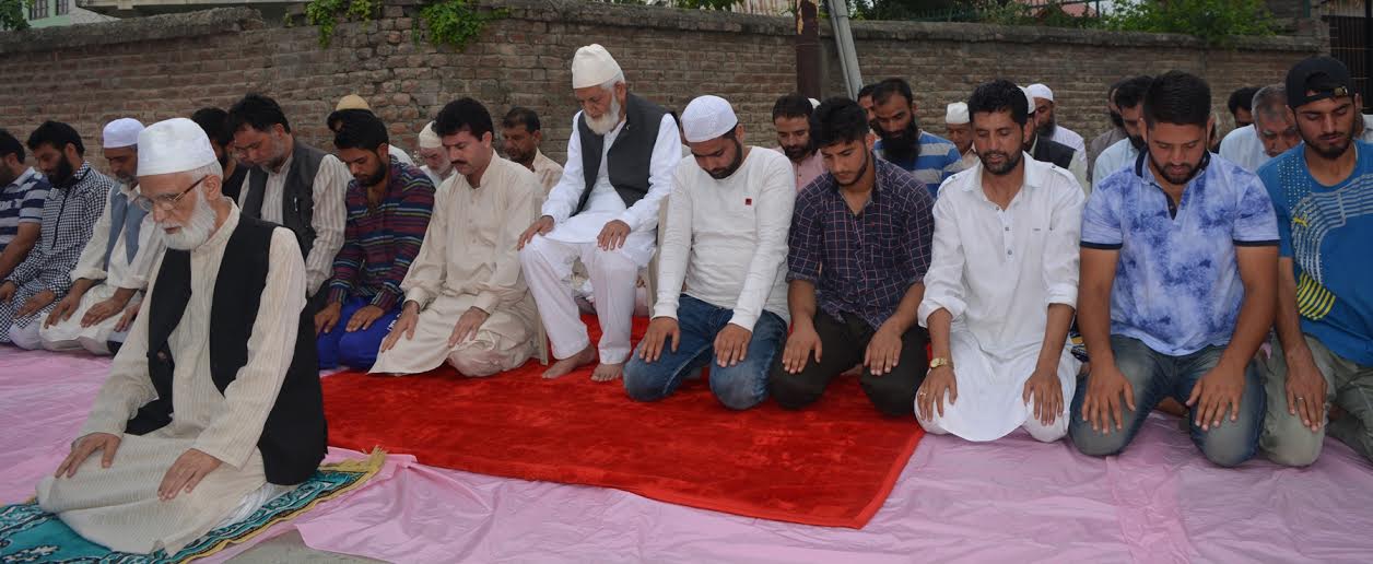 Syeg Ali Geelani while offering prayers in Hyderpora. 