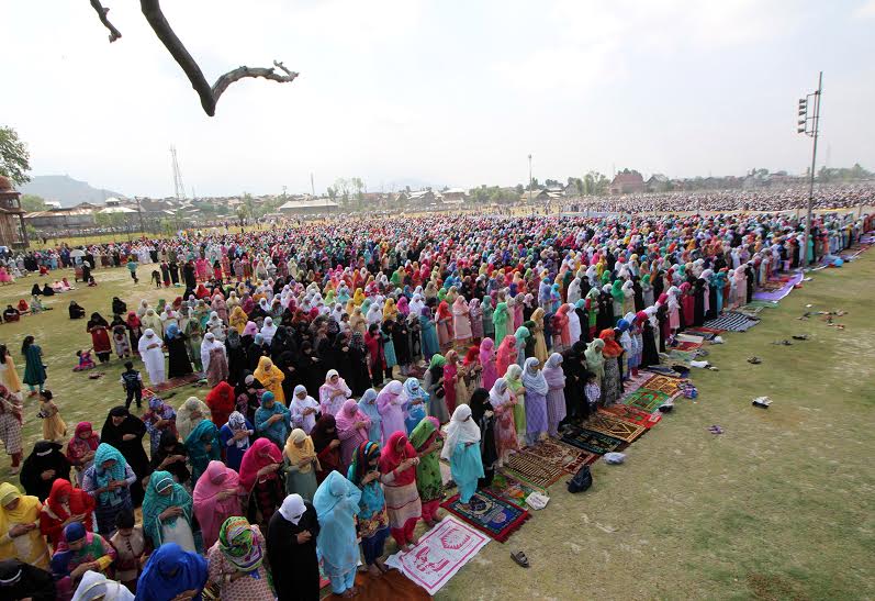 Women praying on Eid