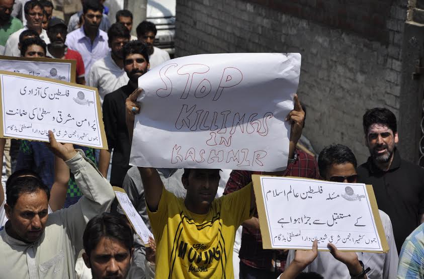 Aga Syed Abid Hussaini leading a rally marking Youm-ul-Quds on Friday in Old Srinagar. (KL Image: Syed Shahriyar)