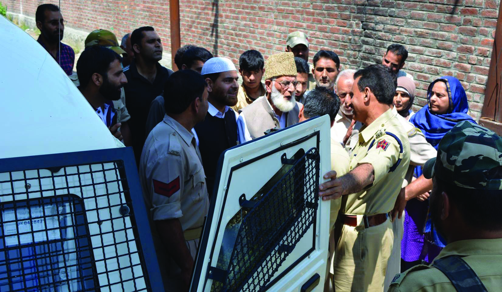 Syed Ali Geelani being detained outside his Hyderpora residence. 