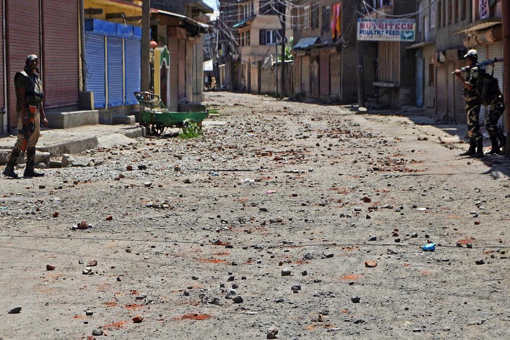 Paramilitary soldier stands guard at a deserted Kashmiri main historical business hub Lal Chowk during strict curfew in Srinagar, on Thursday, 18August 2016. Curfew and curbs continued amid shutdown called by the separatist leaders as life remained paralyses in Kashmir for the 41th consecutive.PHOTO BY BILAL BAHADUR