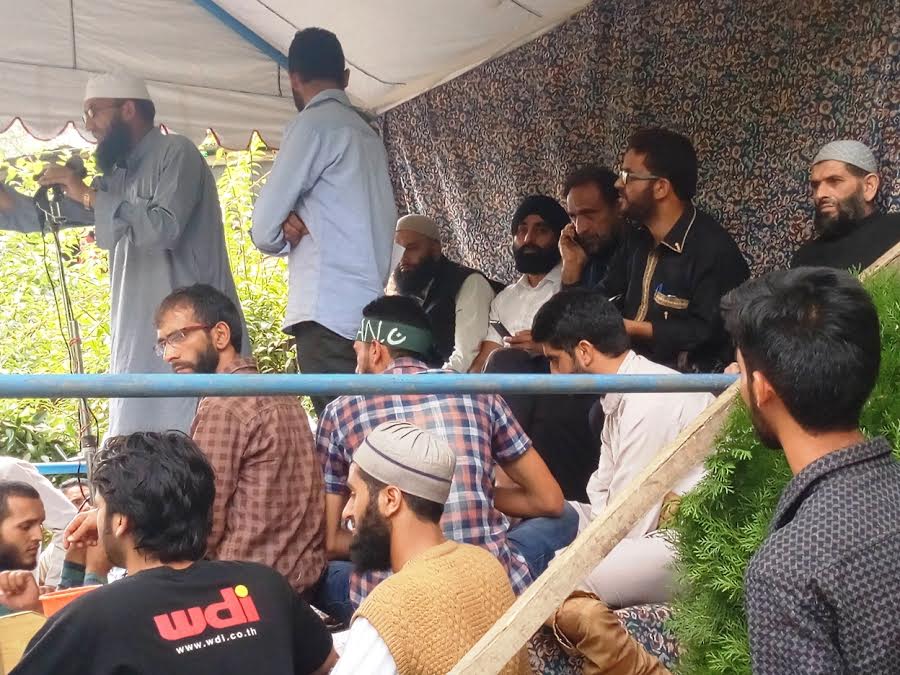 Hurriyat Conference (g) delegation including Devinder Singh, Bashir Ahmad Qureshi and Abdul Ahad Parra visited Budgam and addressed a public meeting asking people to remain disciplined and maintain communal harmony.