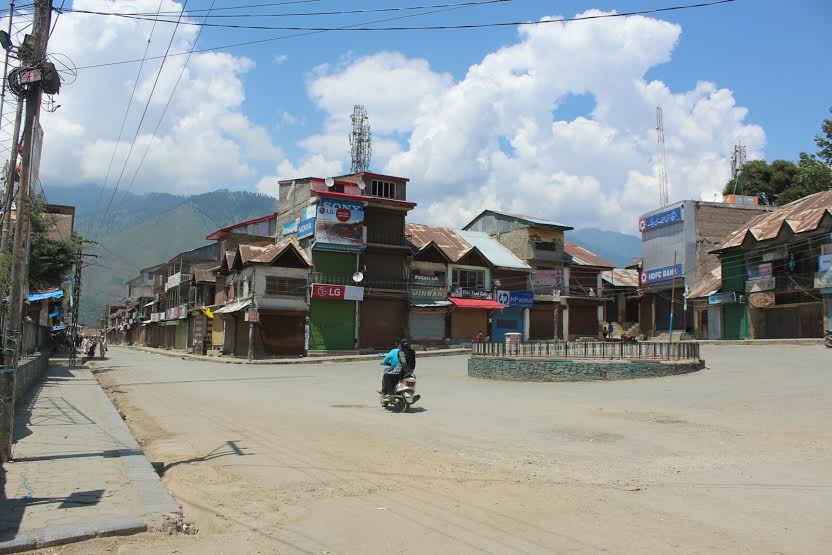 Complete shutdown observed in Bandipora on Thursday. (KL Image: Mohammad Abu Bakr)