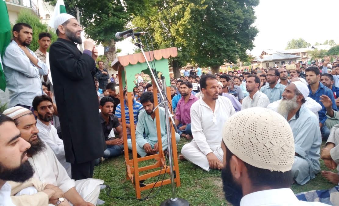 Bashir Ahmad Qureshi addressing peopel at Jinab Sahab Soura on Monday.