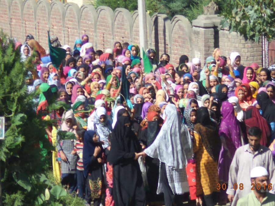 Hundreds of women particiapted in a rally in Botengoo, Sopore. (KL Image: Mohammad Abu Bakr)