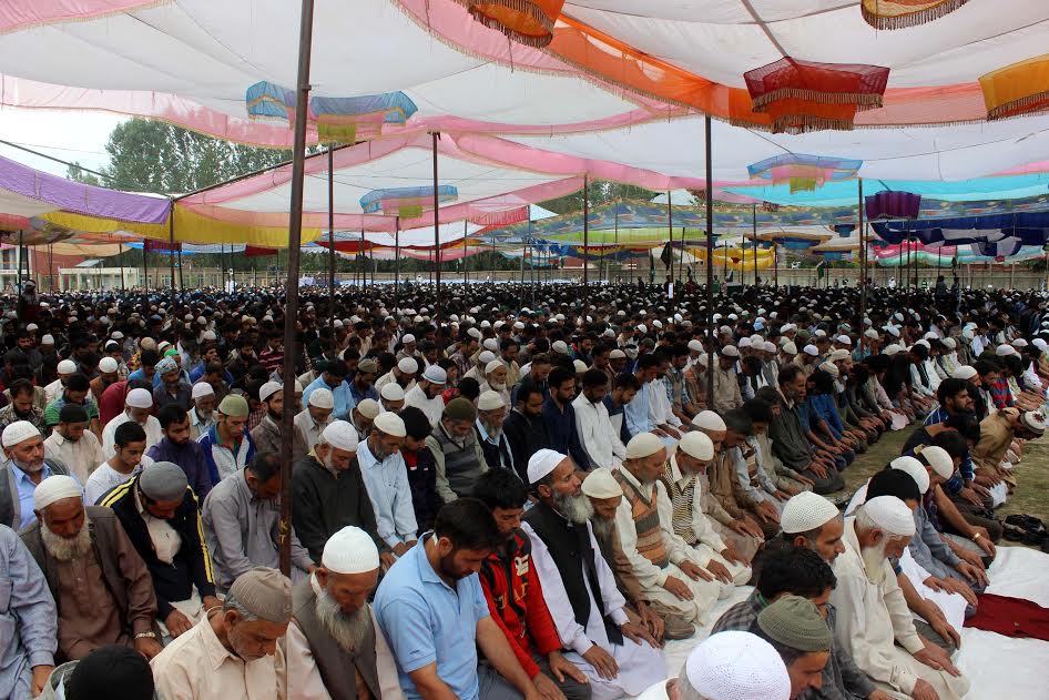 People offer 'Zuhr Namaz' (mid-day prayers) at a mass pro-freedom rally in Bugam Kulgam on August 27, 2016. (KL Image: Shah Hilal)