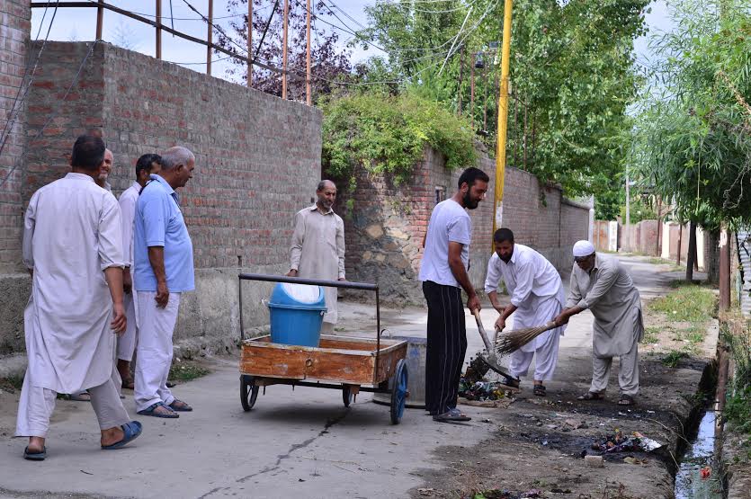 People came out of their homes in Sopore and cleaned their areas. (KL Image courtesy: Eeshan Peer/The Varmul Post)