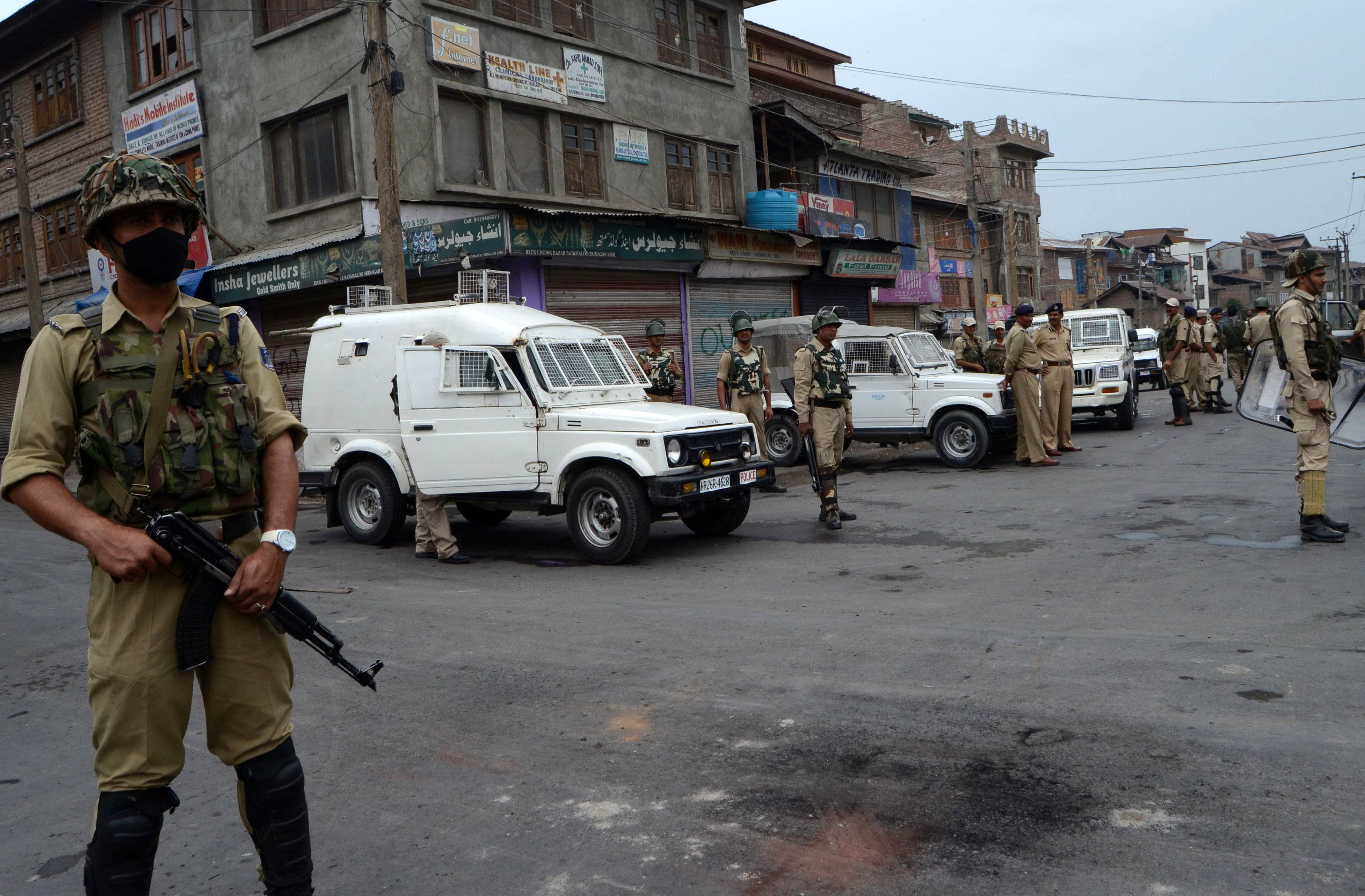 On day 25, curfew and restrictions in Batamaloo, Srinagar. KL Images: Bilal Bahadur