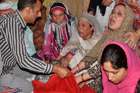Relatives of deceased Jameela Khan wailing over her body. (KL Image courtesy: Greater Kashmir)