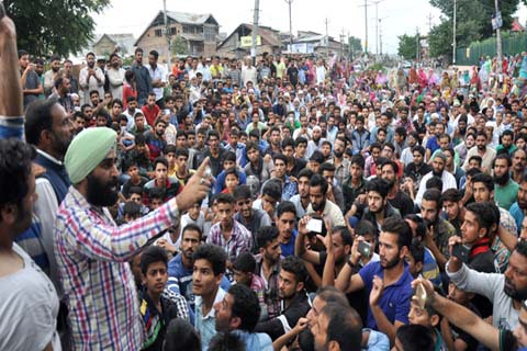Hurriyat Conference (g) leader Devinder Singh addressing a pro-freedom rally at Hyderpora in this KL file Image.