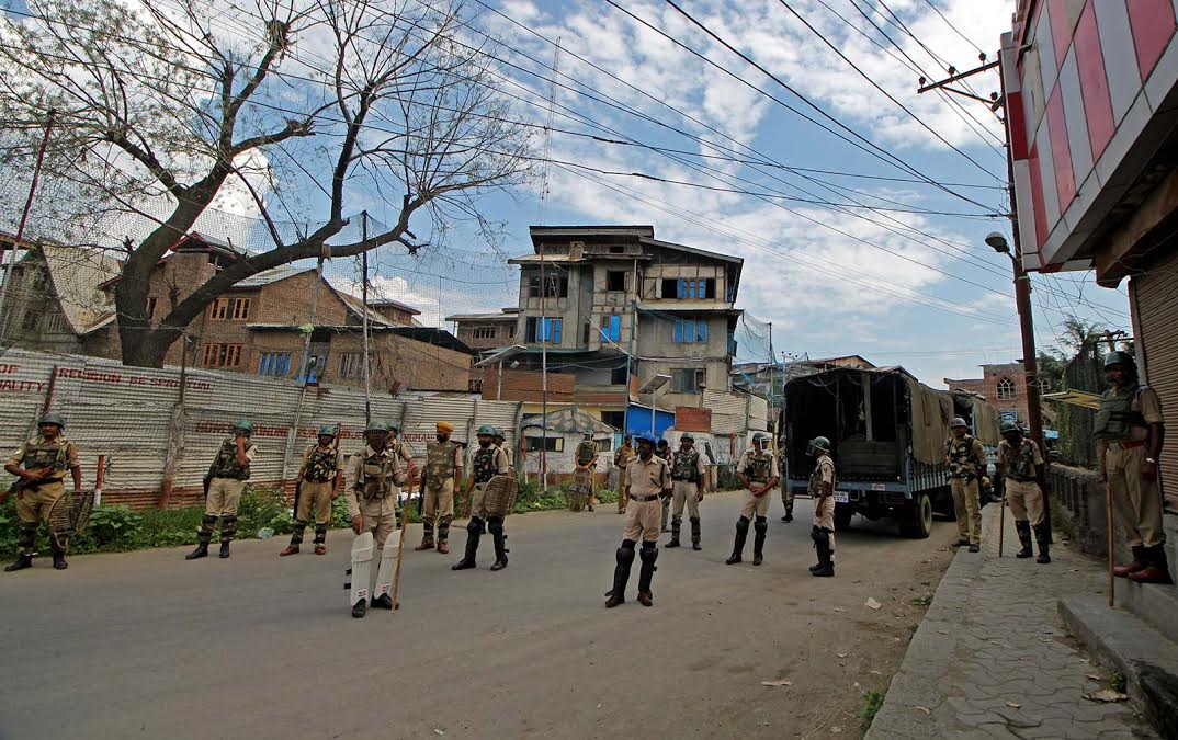 Huge number of forces were deployed on way to Eidgah on Friday, August 26, 2016. (KL Image: Bilal Bahadur)