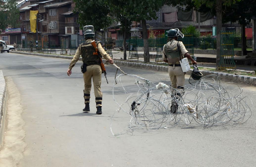 Forces lay concertina wire on way Eidgah Srinagar on August 11, 2016. (KL Images: Bilal Bahadur)