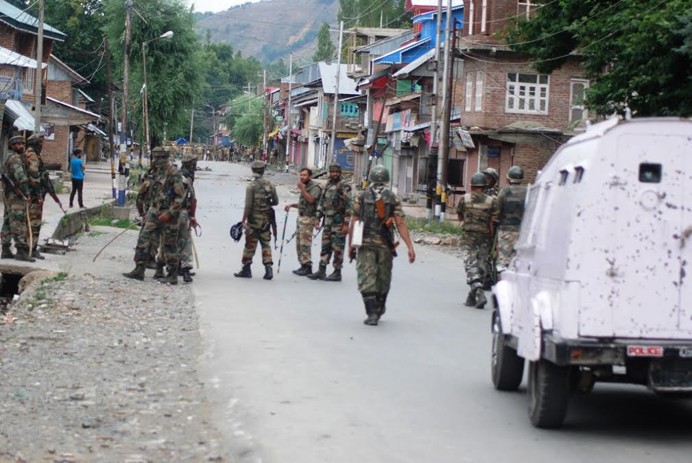 The forces deployment in Dooru Islamabad. (KL Image: Shah Hilal)
