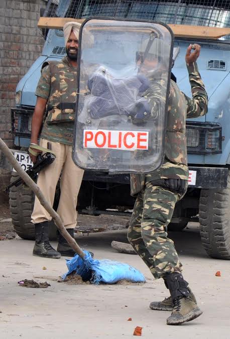 Forces resort to Stone pelting in Batamaloo