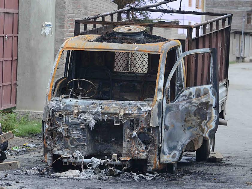 Unknown persons have set ablaze a load carrying auto-mobile on Sunday late night in Batamaloo area. (KL Image: Bilal Bahadur)
