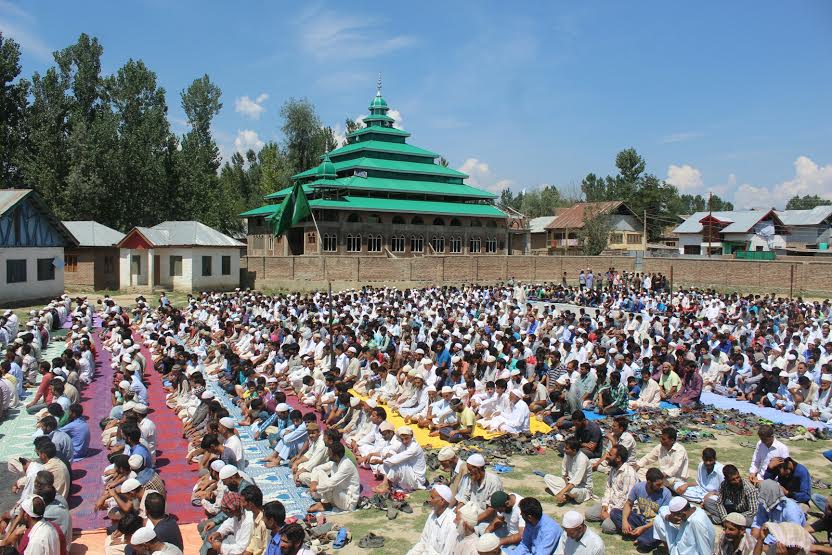 People from adjoining areas assembled at Nowpora Sopore High school ground to offer Friday congregational prayers after which they took out a peaceful protest from up to main market Sopore amid pro-freedom and anti-India slogans. (KL Image: Mohammad Abu Bakr)