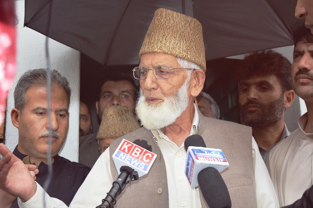 Syed Ali Geelani addressing media before being arrested on way to Edigah on August 26, 2016.