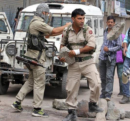 Kashmir Press Photographers Association on August 30, 2016 said that a JKP cop hurled abuses at a photo-journalist while he was performing his professional duties.