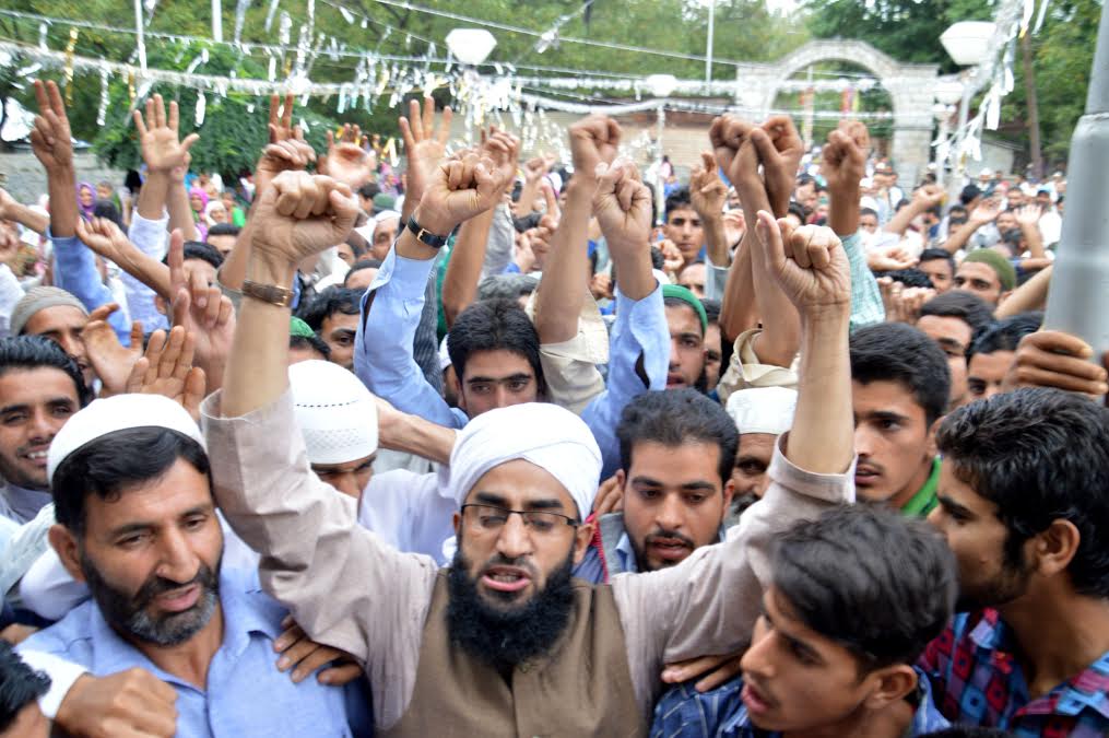 Abdul Rashid Dawoodi leading protests in Kabamarg in Islamabad on Friday. (KL Image: Shah Hilal)