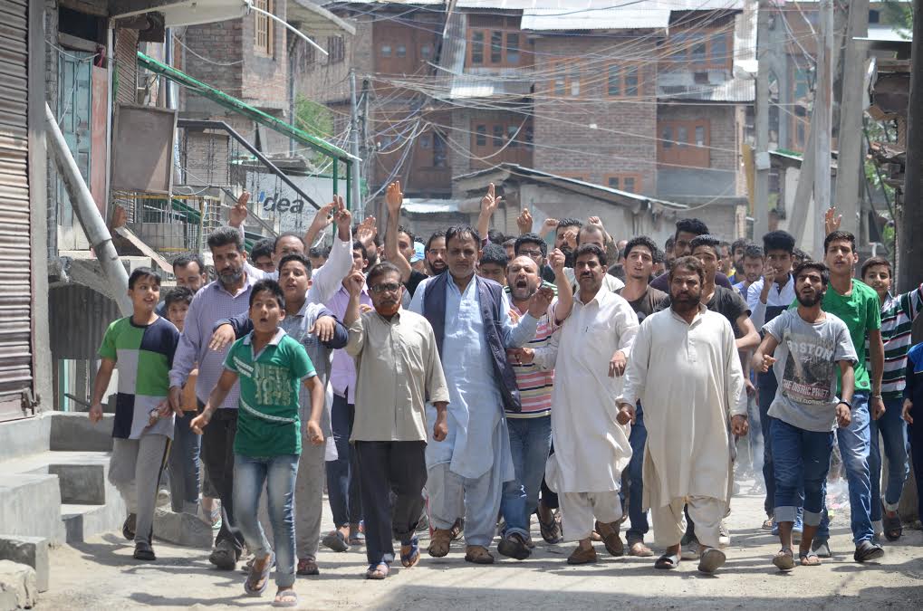 Locals erupted in protests against the civilian killings in Kani Kadal area of Srinagar on August 11, 2016. (KL Image: Bilal Bahadur)
