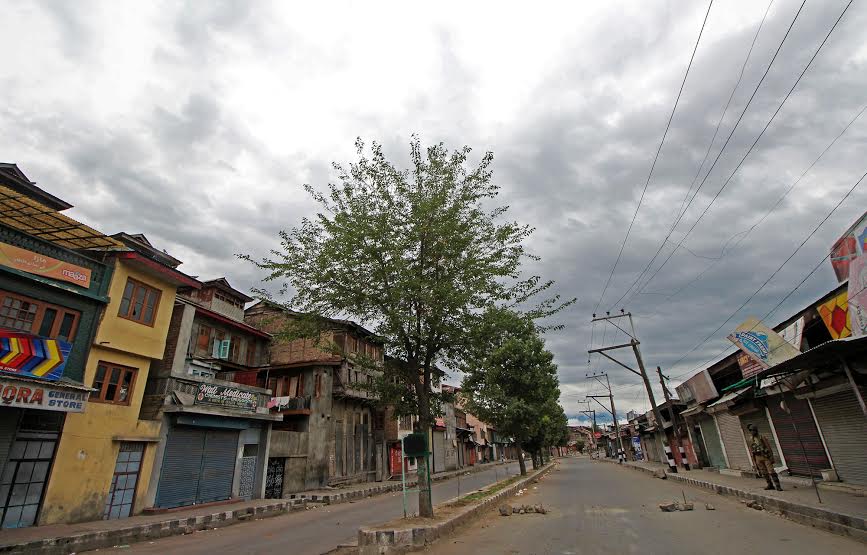 Kashmir observed complete shutdown on Sunday while government imposed undeclared curfew for 30th consecutive day. (KL Image: Bilal Bahadur)
