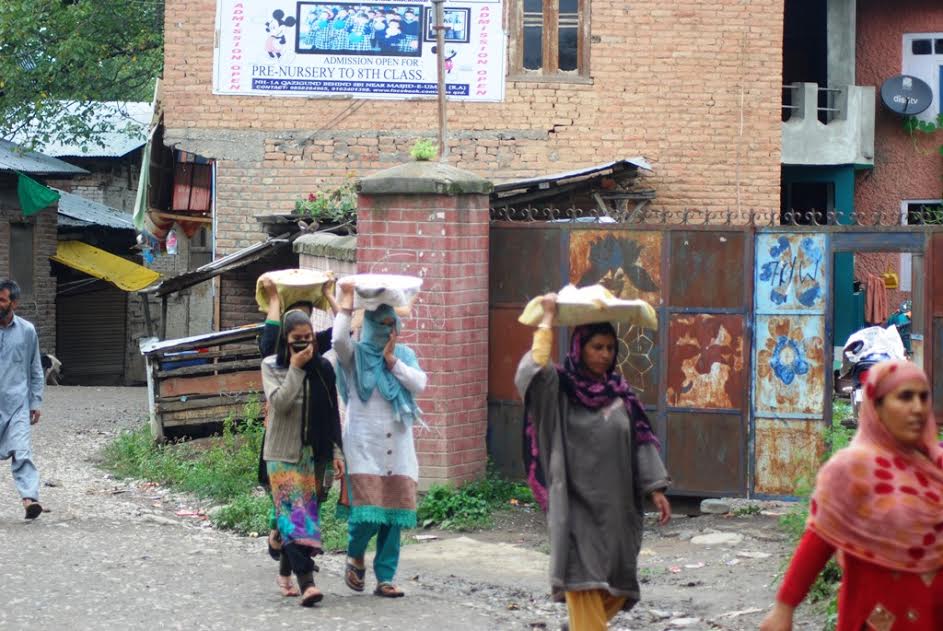Ladies carrying food for the participants at Panzath Qazigund pro-freedom rally on August 30, 2016. (KL Image: Shah Hilal)