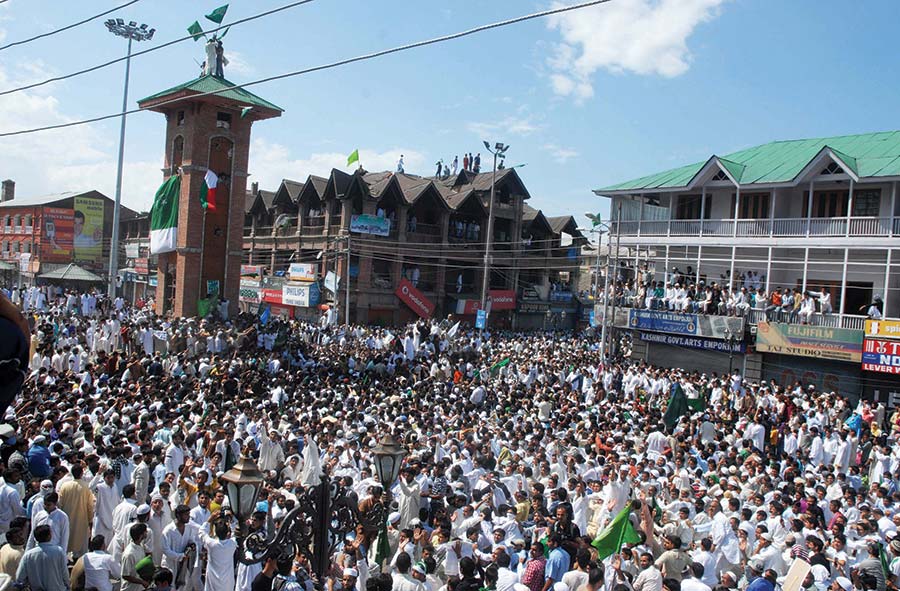 Scenes of 2010 Lal Chowk Chalo.