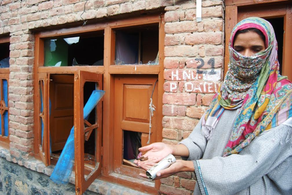 A lady showing tear gas canister shell and cartridge of bullets fired in air by forces in Mehmoodabad Nathipotra, Dooru in Islamabad disitrict on August 30, 2016. (KL Image: Shah Hilal)