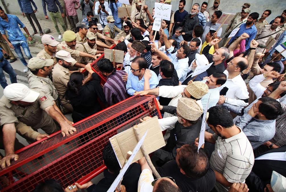 J&K Police intercepted the NC march and disallowed its members moving towards Civil Secretariat from TRC.