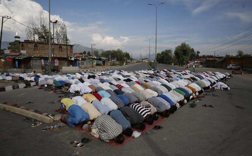 As asked by united resistance leadership, people offer Namaz-in-Open at Bypass Tengpora on August 05, 2016. (KL Image: Bilal Bahadur)