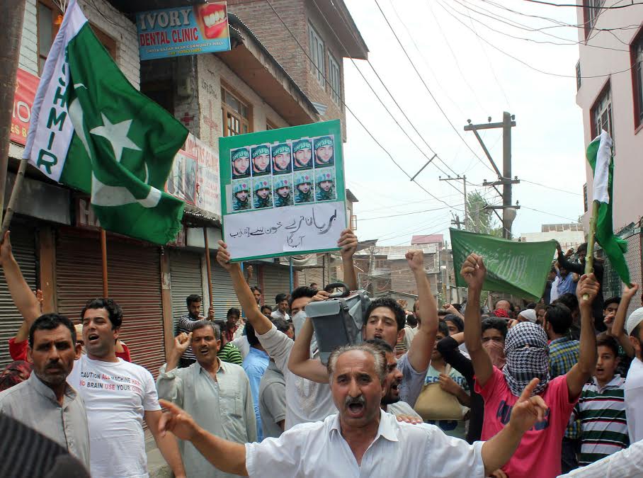 In Chota Bazaar area of Srinagar, people came out after Friday prayers raising anti-India slogans. (KL Image courtesy: Zargar Zahoor)