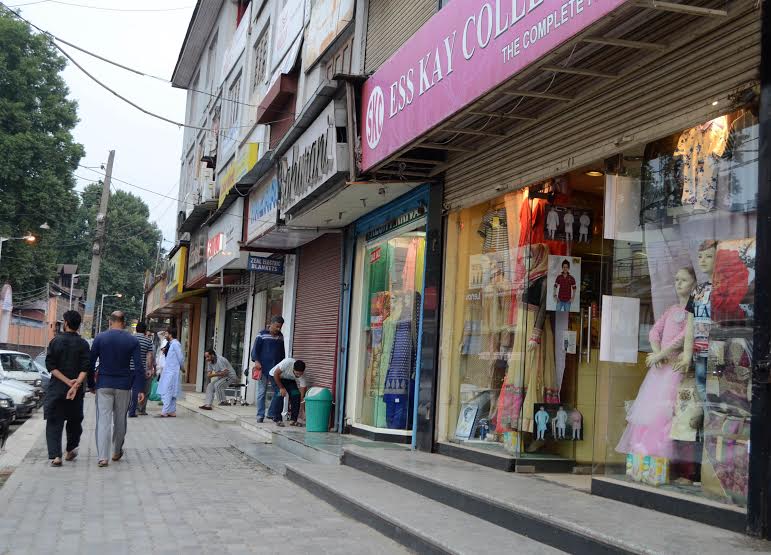 Srinagar Markets Open respoding to Hurriyat call on August 02, 2016 Evening
