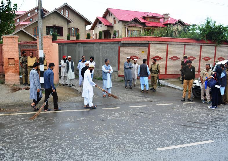 Syed Ali Geelani led Tehreek-e-Hurriyat activists held cleanliness drive in Hyderpora on Sunday. (KL Image: APHC-g Media Department)