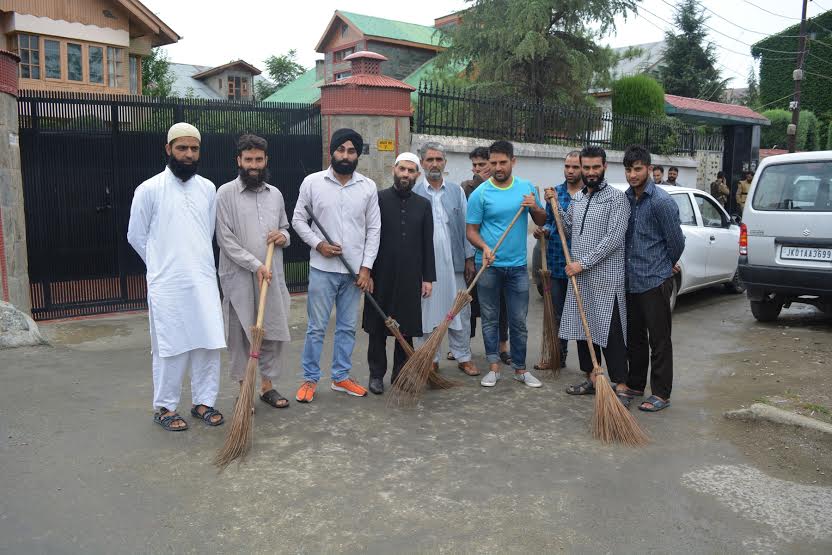 Syed Ali Geelani led Tehreek-e-Hurriyat activists also led cleanliness in Hyderpora area on Sunday.