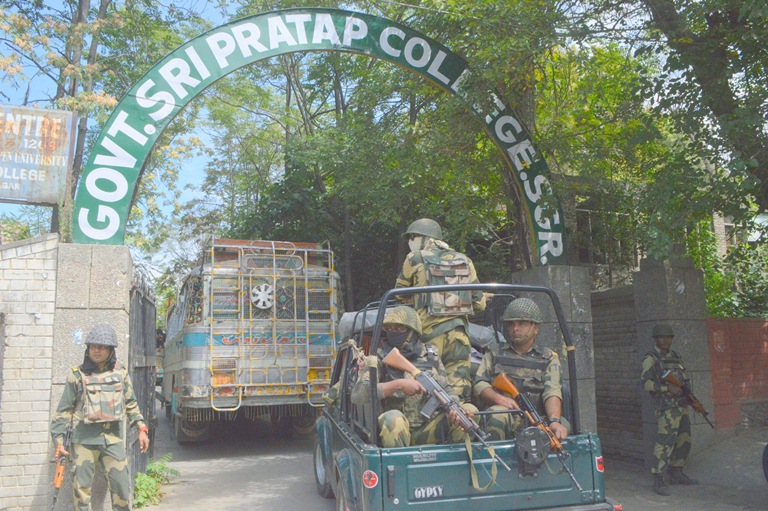 BSF entering SP College campus. (Photos courtesy: Mehraj Bhat/KL)