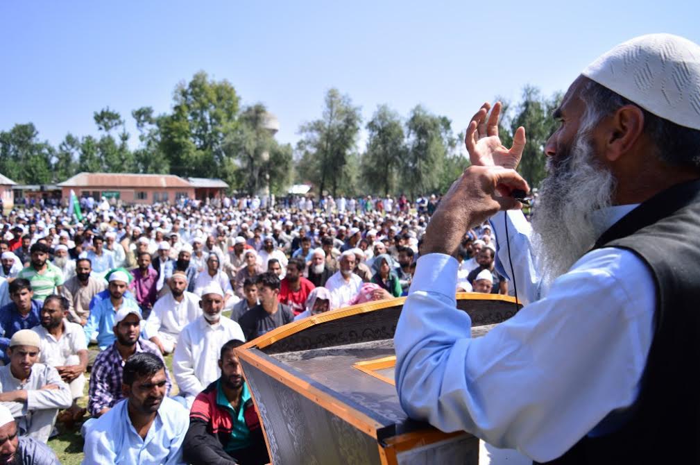 A local leader addressing the pro-freedom rally in Sopore on Sep 09, 2016.