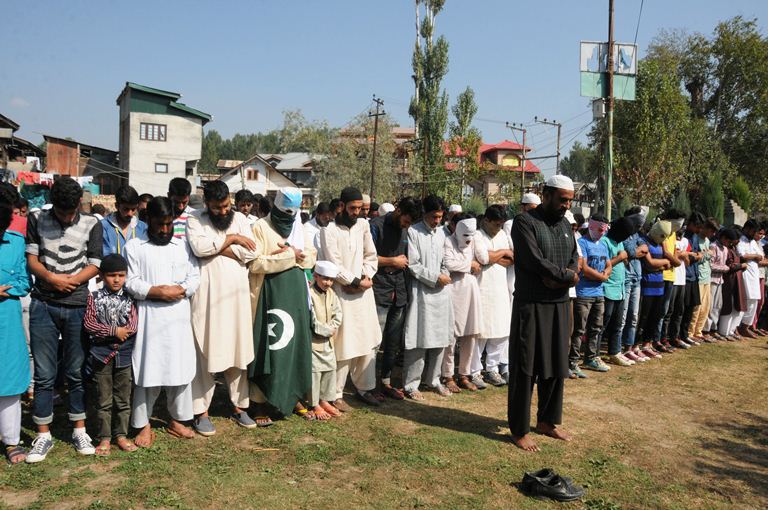 People hold funeral prayers in absentia for slain Pakistan soldiers in Barzulla on Sep 30, 2016. (KL Image: Bilal Bahadur)