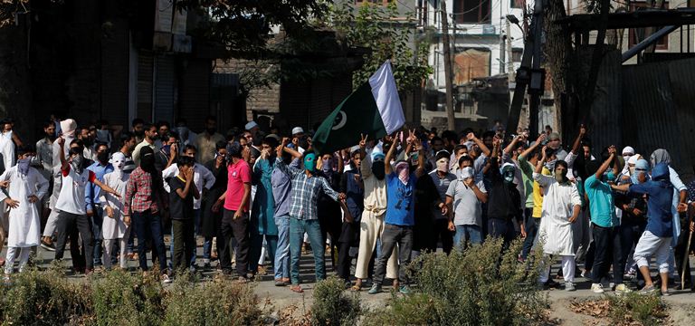 Pro-freedom protests erupted in Barzulla soon after congregational Friday prayers ended on Sep 30, 2016. (KL Image: Bilal Bahadur)
