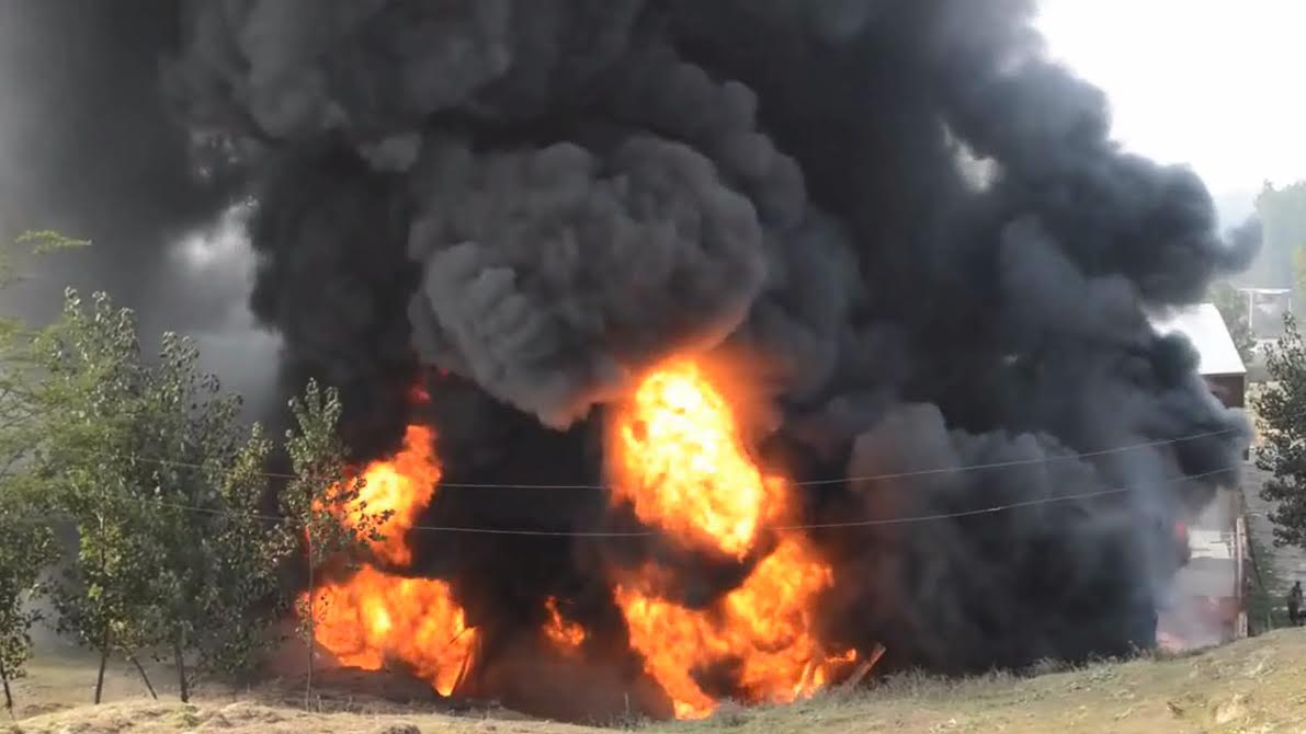 bombay-india-trading-company-destroyed-in-blaze-in-lethpora-on-sep-27-2016