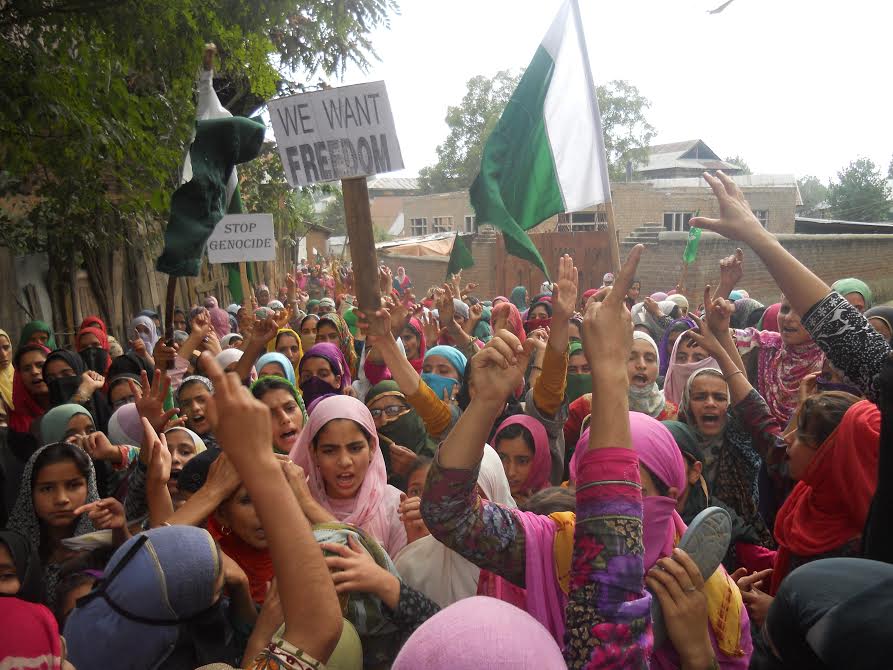 Hundreds of women took out a pro-freedom march in Botengo Sopore on Sep 27, 2016. (KL Image: Muhammad Abu Bakar)