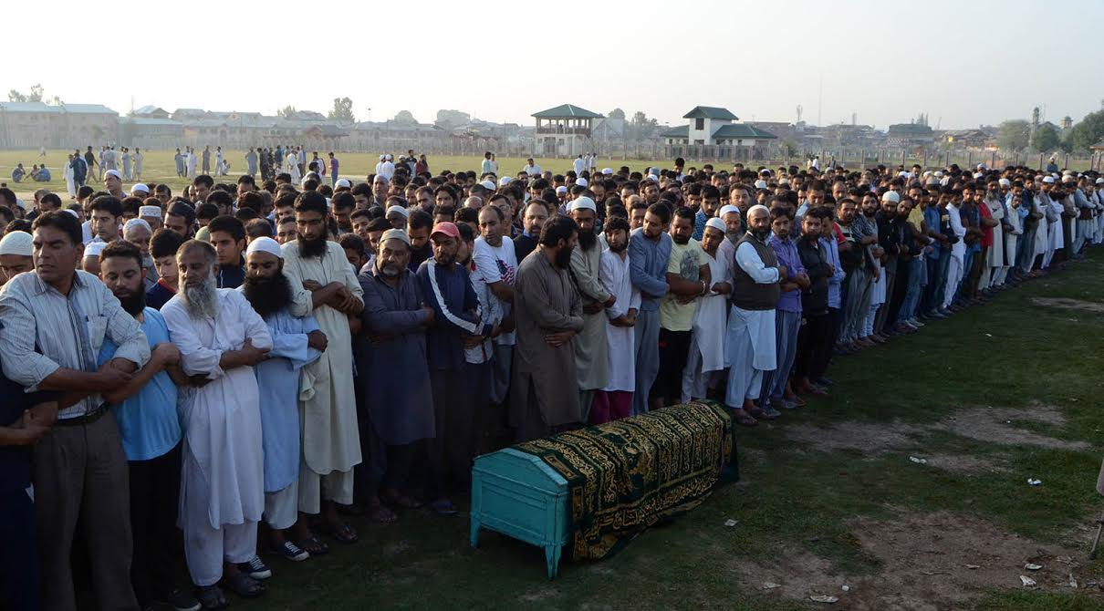 Funeral of slain Ab Qayoom who was laid to rest in Martyrs Graveyard at Eidgah on Sep 10, 2016. (KL Images: Bilal Bahadur)