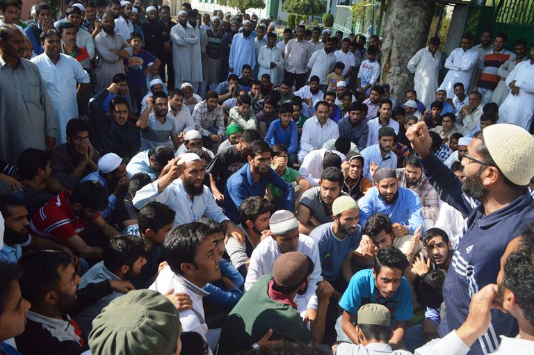 People held pro-freedom protests in Hyderpora on Sep 30, 2016. (KL Image: Bilal Bahadur)