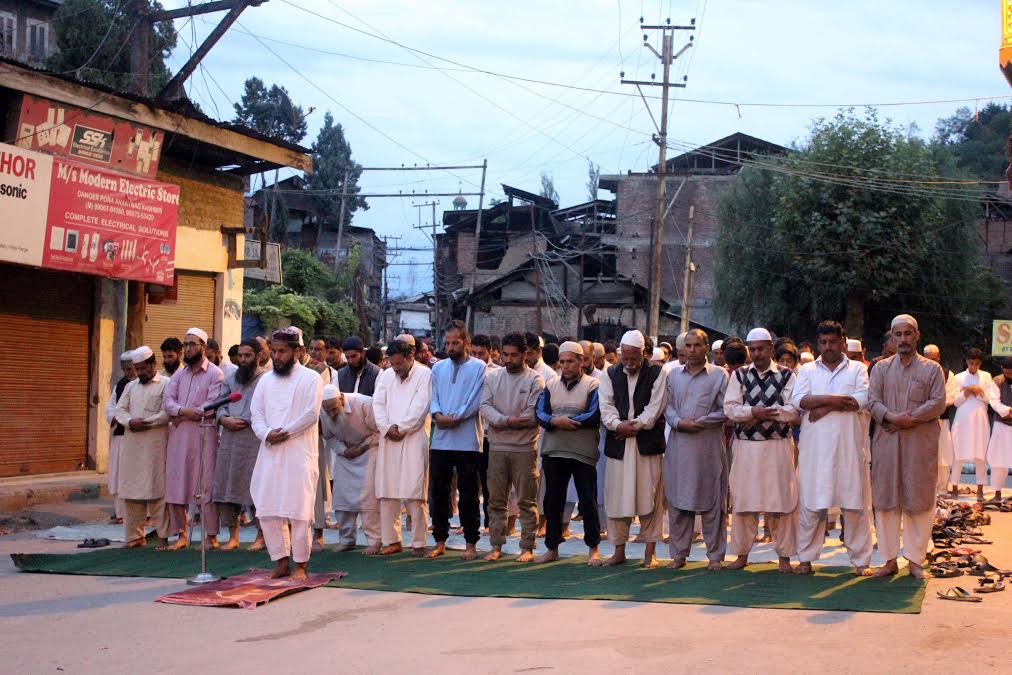 People offering 'Maghrib Namaz' on road in Dangerpora area of Islamabad district of South Kashmir on September 02, 2016. (KL Images; Shah Hilal)